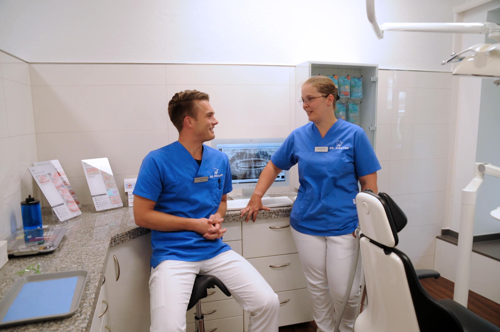 Dr. Niekamp im Gepräch vor einer zahnchirurgischen Behandlung